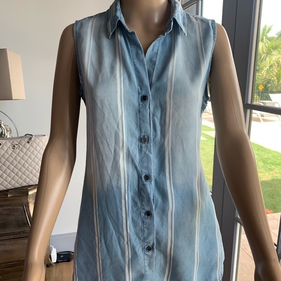 beachlunchlounge Tops - BeachLunchLounge Medium Stripe Sleeveless Top